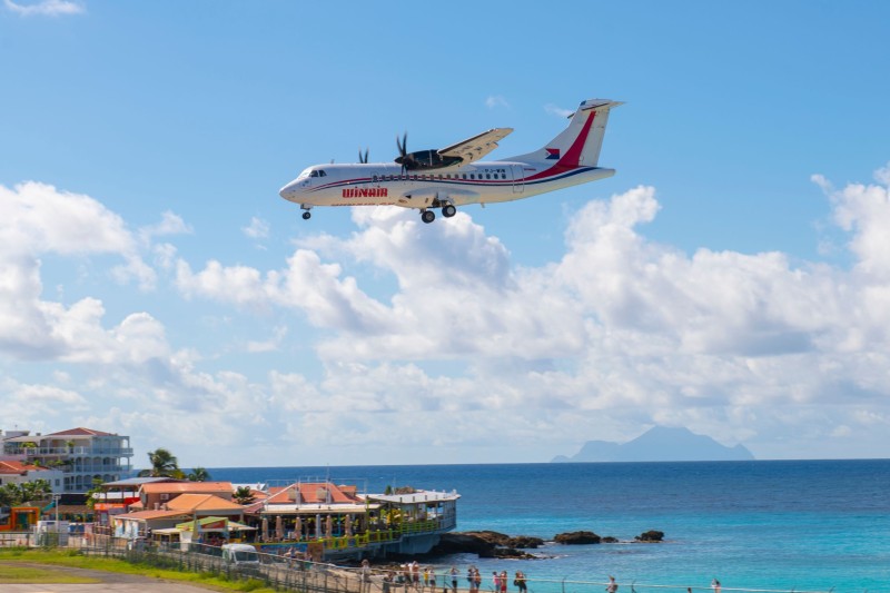 Winair landing in SXM Maho